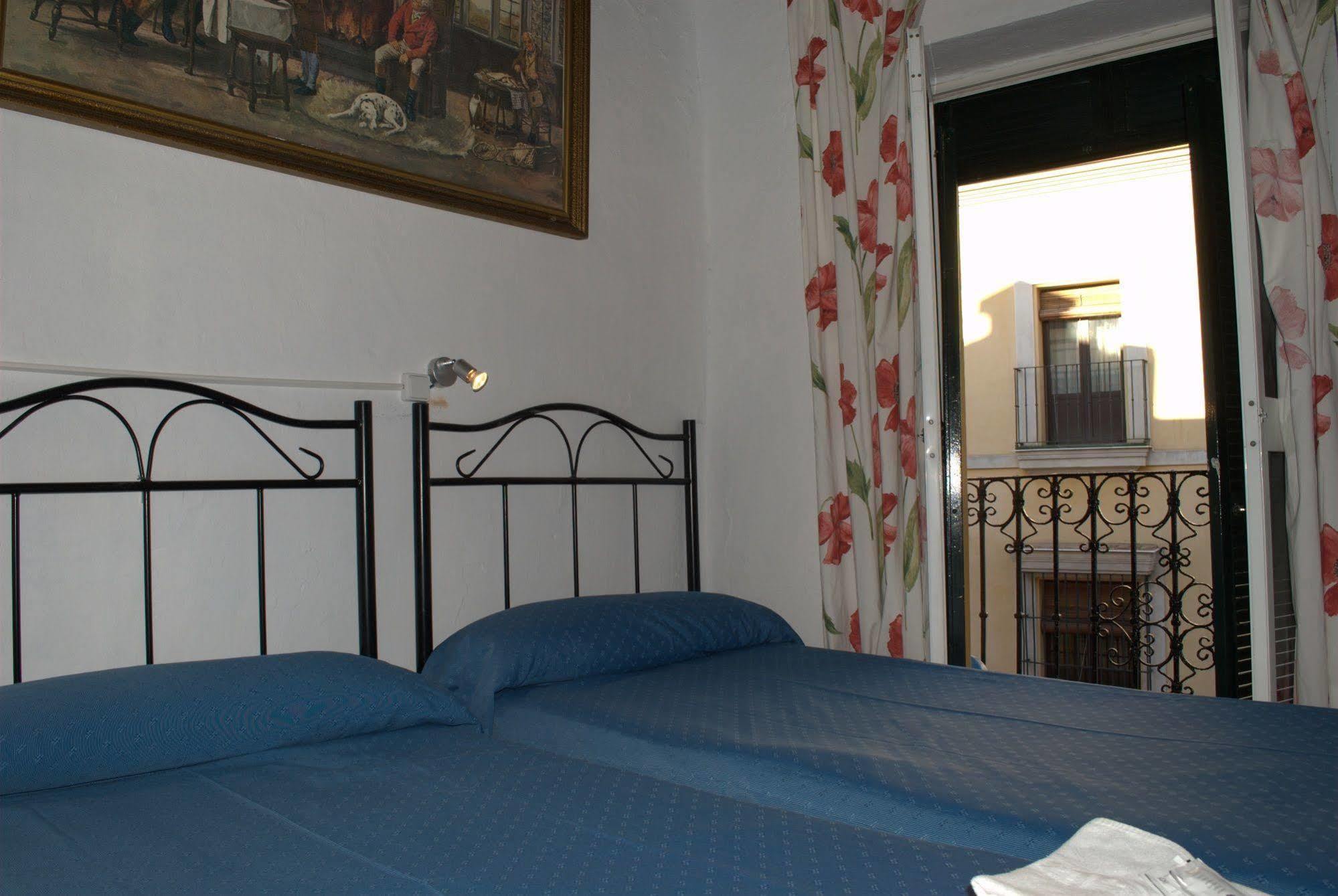 Pension Santa Maria La Blanca Sevilla Exteriör bild